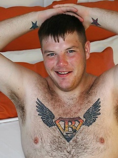 Tattooed dude finally has some time to jerk off his stiff hairy pecker